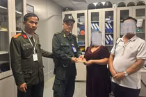 Công an TP Huế trao trả lắc vàng cho người dân đánh rơi