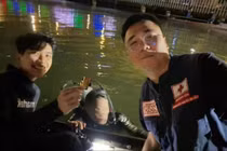 Đội 0 đồng Huế giúp du khách tìm thấy 2 cây vàng rơi xuống sông Hương