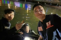 Đội 0 đồng Huế giúp du khách tìm thấy 2 cây vàng rơi xuống sông Hương