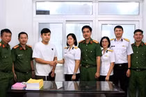 Du khách nước ngoài xúc động khi nhận lại tài sản đánh rơi