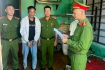 Bắt quả tang nhóm đối tượng thuê nhà nghỉ 'đập đá' ở Quảng Trị