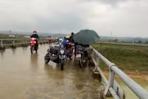 Nỗ lực tìm kiếm người đàn ông nghi nhảy cầu ở Hà Tĩnh