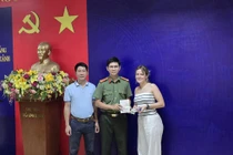 Du khách nước ngoài xúc động khi nhận lại tài sản bị đánh rơi
