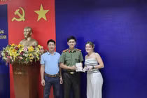 Du khách nước ngoài xúc động khi nhận lại tài sản bị đánh rơi