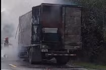 Xe tải bốc cháy dữ dội ở Quảng Bình