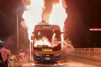 Xe khách bốc cháy dữ dội trên Quốc lộ 1A ở Khánh Hoà