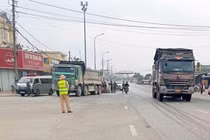 Va chạm với xe tải trên Quốc lộ 1A, người phụ nữ tử vong tại chỗ