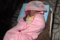 Bé gái sơ sinh bị bỏ rơi trước cổng nhà dân ở Đà Nẵng