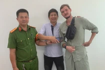 Trao trả điện thoại Iphone cho du khách nước ngoài