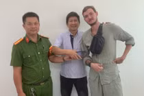 Trao trả điện thoại Iphone cho du khách nước ngoài