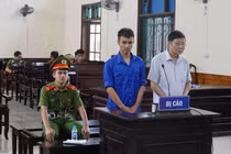 Phù phép gỗ lậu từ Lào về Việt Nam, 2 đối tượng lĩnh 25 năm tù giam