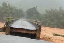 Lũ lớn cuốn sập cầu Le No ở TP Huế, hàng ngàn hộ dân bị chia cắt