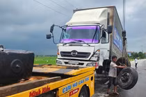 Va chạm trực diện, 2 ô tô bị rụng bánh ở Hà Tĩnh