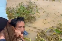 Cứu sống người đàn ông khỏi dòng lũ dữ ở Hà Tĩnh