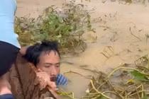 Cứu sống người đàn ông khỏi dòng lũ dữ ở Hà Tĩnh