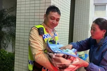 Sản phụ sinh con trên xe chuyên dụng cảnh sát giao thông