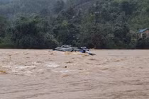 Tự ý mở rào chắn để qua cầu tràn, xe đầu kéo bị lũ cuốn trôi, tài xế mất tích