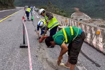 Xử lý vết nứt trên Quốc lộ 1A đoạn qua Đèo Ngang