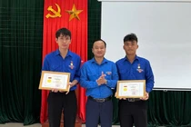 Hai thanh niên nhận huy hiệu Tuổi trẻ dũng cảm vì cứu người đuối nước
