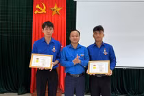 Hai thanh niên nhận huy hiệu Tuổi trẻ dũng cảm vì cứu người đuối nước