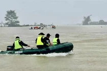 Nỗ lực tìm kiếm 3 người dân bị nước lũ cuốn mất tích ở Huế