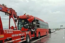 Xe khách nát đầu sau va chạm với xe container ở Hà Tĩnh