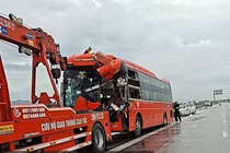 Xe khách nát đầu sau va chạm với xe container ở Hà Tĩnh
