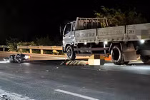 Xe máy tông vào xe tải đậu bên đường, nam thanh niên tử vong