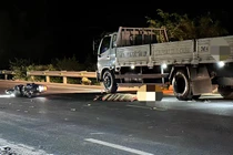 Xe máy tông vào xe tải đậu bên đường, nam thanh niên tử vong