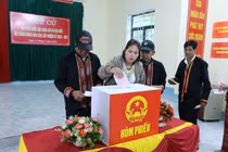 Dùng xe chuyên dụng hỗ trợ cử tri dân tộc Chứt đi bỏ phiếu