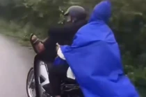 Xử lý nhóm thanh niên điều khiển xe máy bằng '2 chân' ở Hà Tĩnh