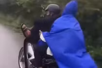 Xử lý nhóm thanh niên điều khiển xe máy bằng '2 chân' ở Hà Tĩnh