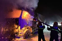 Xe ô tô đầu kéo bốc cháy dữ dội trên cao tốc ở Quảng Trị