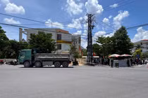 Xe tải va chạm với xe máy điện, 1 học sinh tử vong tại chỗ