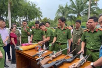 Người dân Hà Tĩnh giao nộp 442 khẩu súng, 19 quả lựu đạn