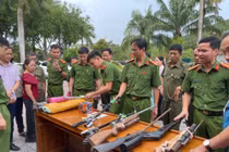 Người dân Hà Tĩnh giao nộp 442 khẩu súng, 19 quả lựu đạn