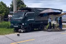 Xe tải kéo lê xe máy, 2 vợ chồng thương vong ở Hà Tĩnh