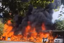 Hàng loạt xe điện du lịch ở chùa Hương Tích Hà Tĩnh bị thiêu rụi