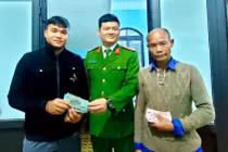 Nhặt được tiền rơi, 2 người đàn ông tìm chủ nhân trả lại