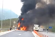 Xe đầu kéo bốc cháy dữ dội trên cao tốc Vũng Áng – Bùng