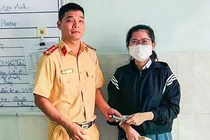 Cán bộ Công an tỉnh Khánh Hòa trao trả 50 triệu đồng cho người đánh rơi