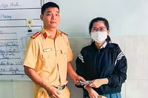 Cán bộ Công an tỉnh Khánh Hòa trao trả 50 triệu đồng cho người đánh rơi