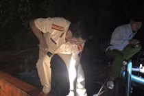 Bắt giữ 2 phương tiện vận chuyển cát trái phép ở Đồng Tháp