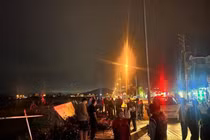 Lật thuyền đánh cá, em trai thoát nạn, người anh mất tích