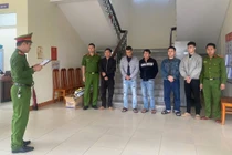 Khởi tố nhóm đối tượng dùng ly thủy tinh đánh nhau ở Quảng Trị