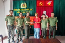 Công an TP Huế trao trả điện thoại iPhone cho nữ sinh Nhật Bản