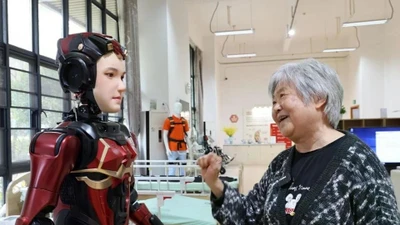 Người già ở Trung Quốc thoát cảnh neo đơn nhờ robot