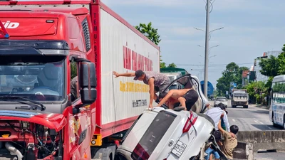 Va chạm kinh hoàng với container, 3 người thoát chết kỳ diệu