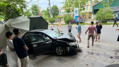Ô tô gây tai nạn liên hoàn trên đường phố Quảng Ngãi