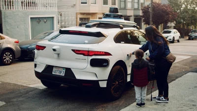 Uber ra mắt dịch vụ taxi tự lái Waymo cạnh tranh Cybercab 
